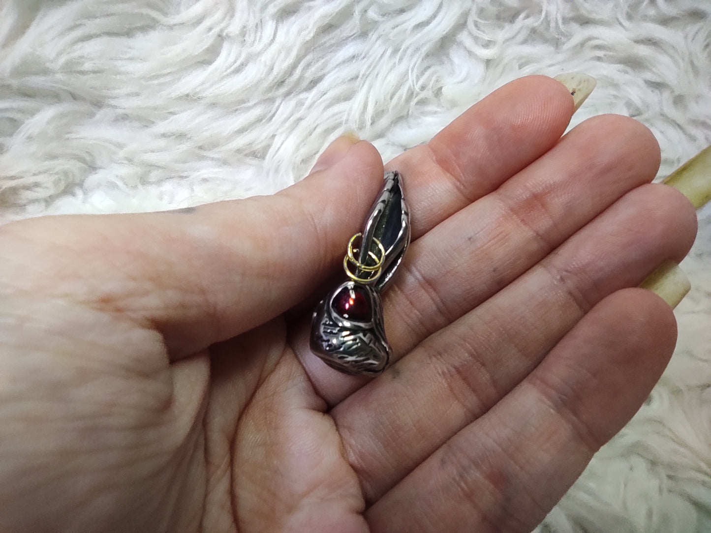 Pendant rabbit with red eyes of stainless steel