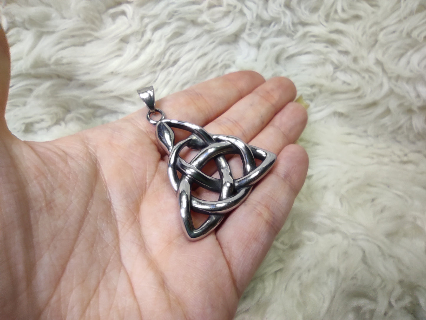 Triquetra aus Edelstahl mit verschlungenen Ouroboros